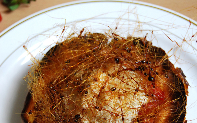 Crêpe soufflée aux fraises poêlées, noix de pécan et crème glacée au roquefort Papillon