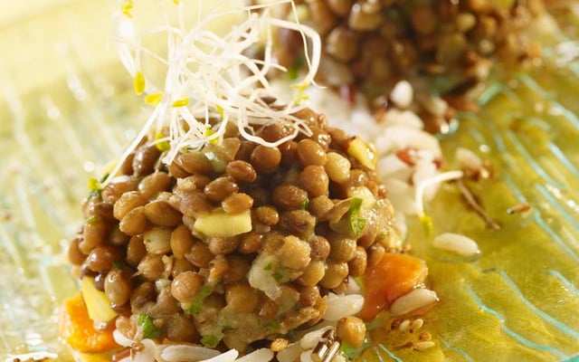 Bouchées de lentilles, riz rouge et blanc aux herbes parfumées