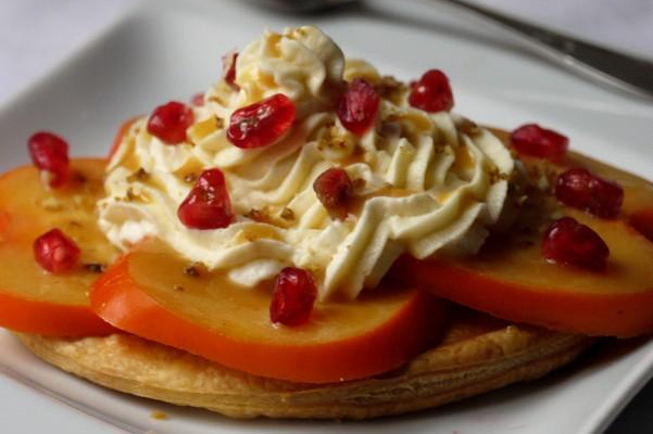 Tartelettes fines de kaki, chantilly de chocolat blanc, caramel passion et grenade