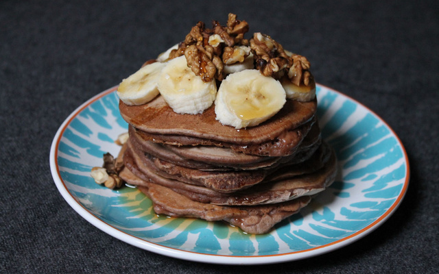Pancakes au lait de soja au chocolat, topping banane, noix et sirop d'érable