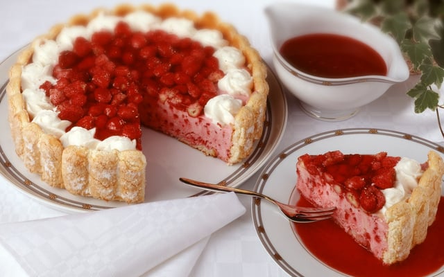 Charlotte aux fraises et à la mousse de fraises