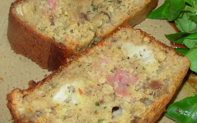 Cake au chèvre, confit de figues et jambon de pays