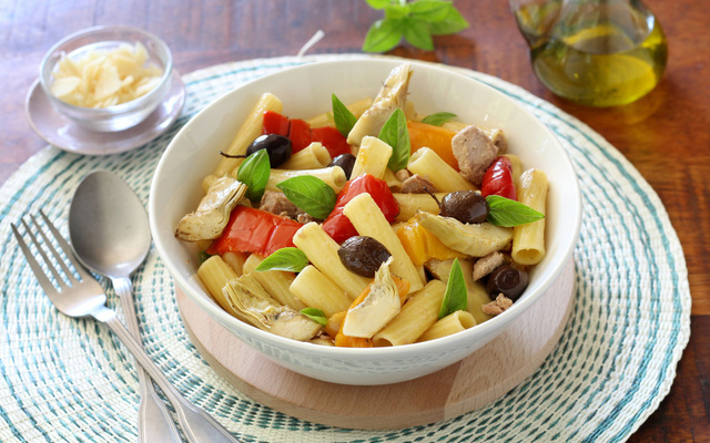 Salade de pâtes aux poivrons, artichauts et thon