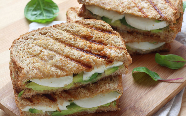 Croque avocat mozzarella et sauce Sriracha