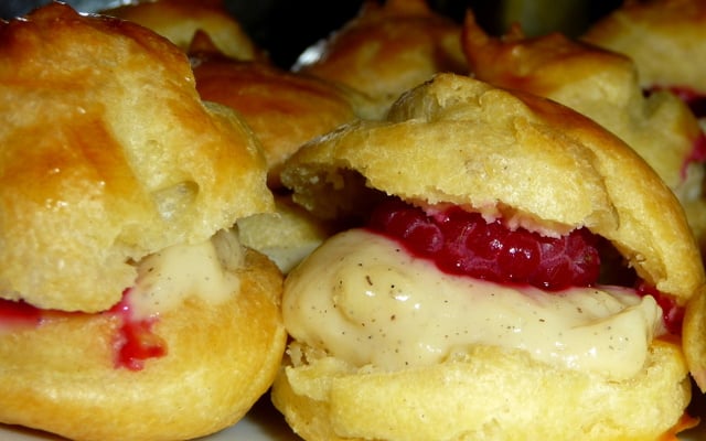 Petits choux à la crème pâtissière & framboises
