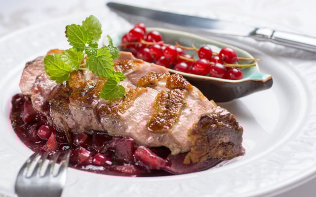 Magret de canard au miel et groseilles