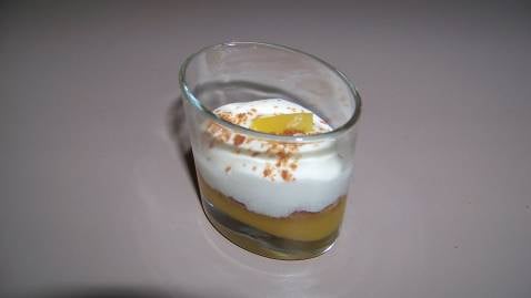 Espuma de chocolat blanc et son coulis de mangue