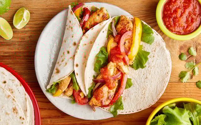 Fajitas au poulet, tomates et poivrons