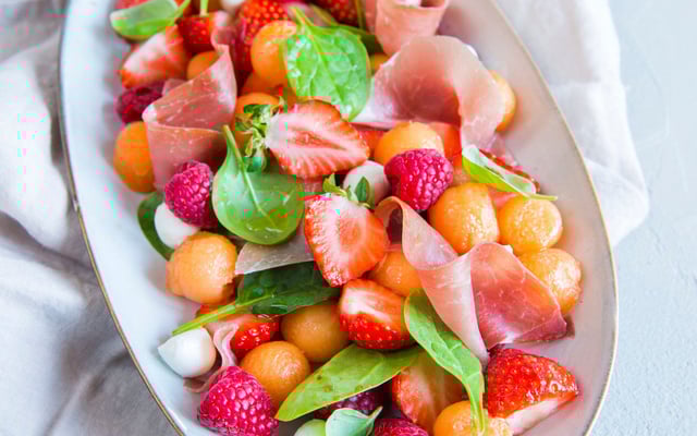 Salade de Melon et Fruits Rouges au Jambon cru