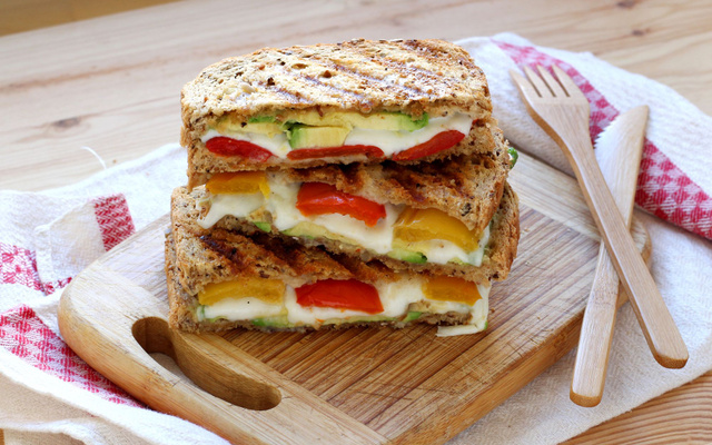 Croque-monsieur mozza avocat et poivron