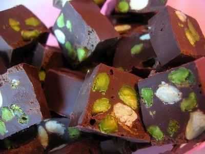 Bouchées de chocolat aux pistaches, amandes et noisettes grillées enrobées de caramel beurre salé
