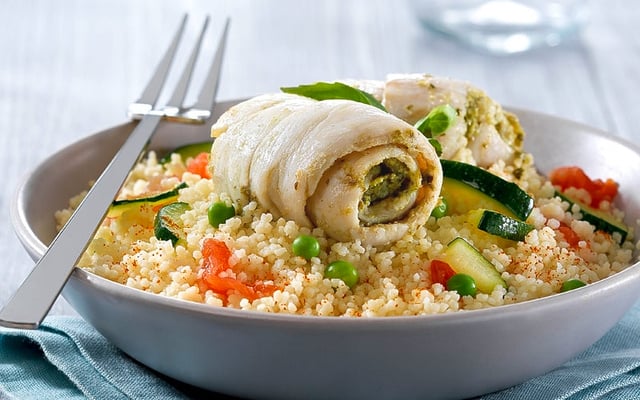 Poisson au pesto et son couscous aux petits légumes en papillote