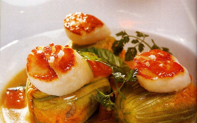 Saint-Jacques poêlées, fleurs de courgettes farcies en marinière de noix de pétoncles