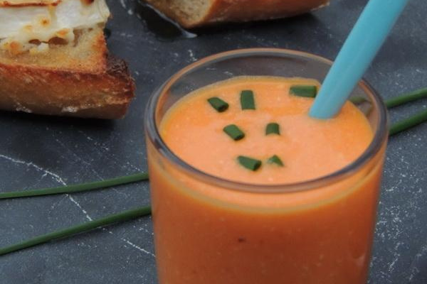 Velouté glacé de poivrons rouges, tartine de chèvre au miel