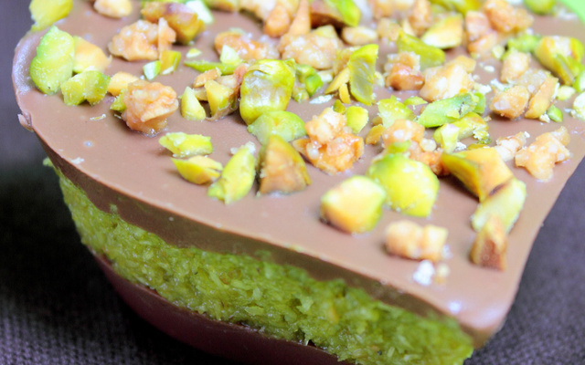 Cœurs chocolatées fourrées à la noix de coco et aux pistaches