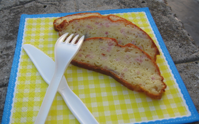 Cake au comté, allumettes fumées et oignons rouges