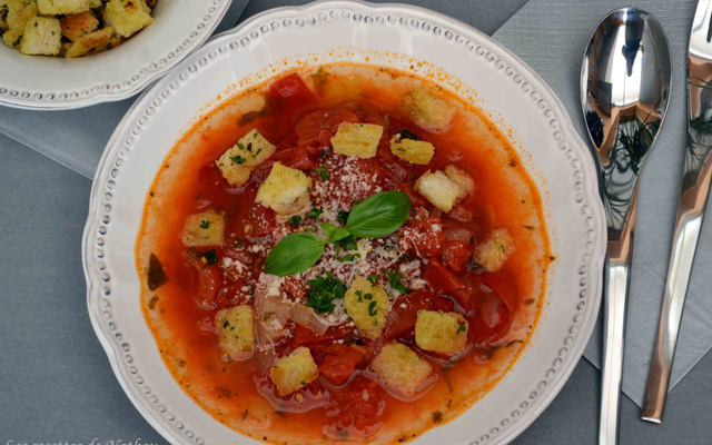 Bouillon de tomates et petits croûtons à l'ail et au persil