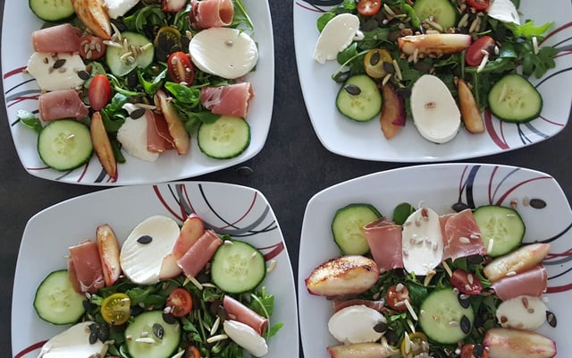 Salade de pêches rôties à la mozzarella