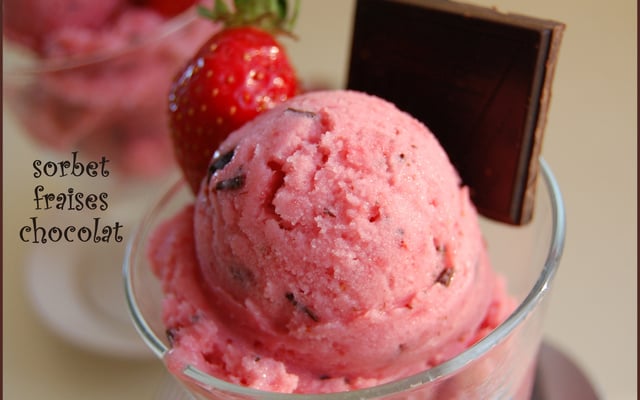 Glace au lait ou sorbet laitier aux fraises fraîches et au chocolat noir