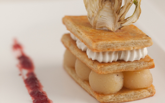 Millefeuille, crème de roquefort et poires confites aux épices, chutney Bettrerave-Framboise, et Chips de fenouil