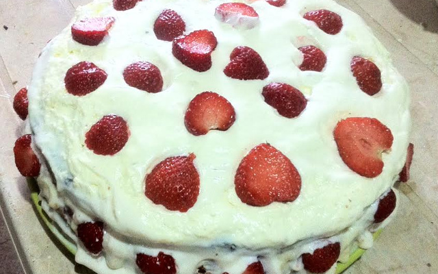 Fraisier recouvert de crème fouettée