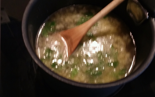 Soupe de fanes, copeaux de foie gras, radis et croûtons M&A