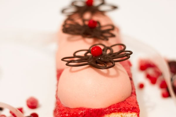 Gâteau tout rose aux fruits rouges