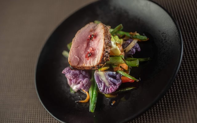 Tataki de filet de veau sous la mère, légumes du moment au wok