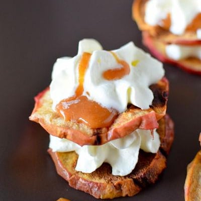Chips de pommes, chantilly roquefort et caramel beurre salé