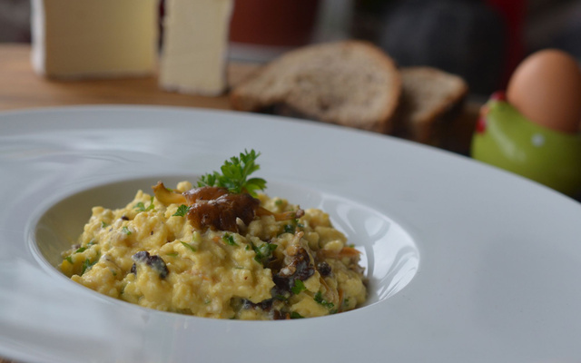 Œufs brouillés au Chaource et poêlée de chanterelles