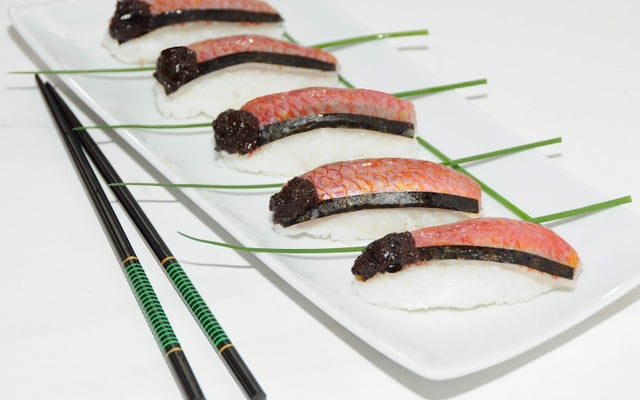 Nigiri sushis au rouget et à la tapenade