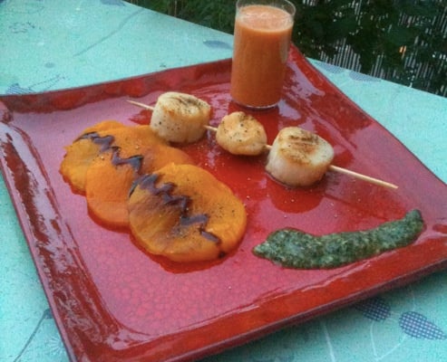Brochette de Saint-Jacques, carpaccio de poivron et gaspacho express