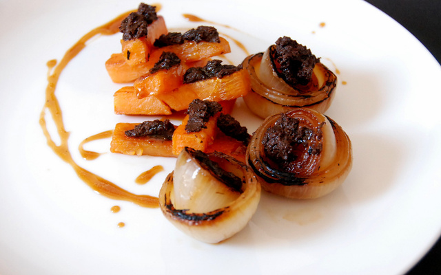 Frites de patate douce, oignons brûlés, tapenade