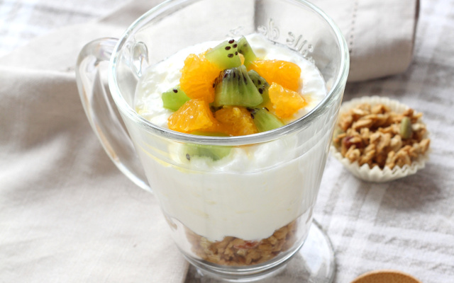 Faisselle au granola et fruits frais