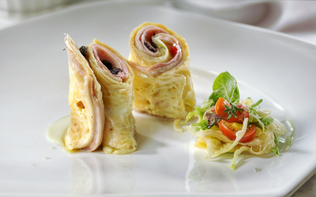 Omelette roulée au jambon et au fromage