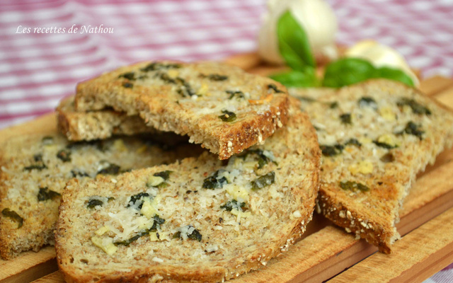 Pain grillé à l'ail, au basilic et parmesan
