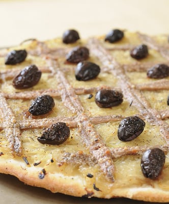 Pissaladière et mesclun de salade au fenouil
