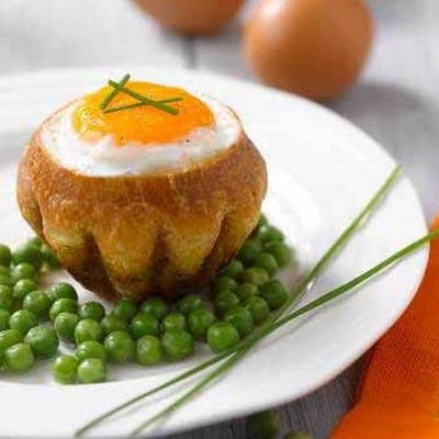 L'œuf surprise en nid de brioche sur lit de petits pois