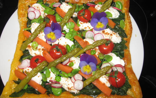 Tarte de fromage frais aux légumes de printemps et pensées