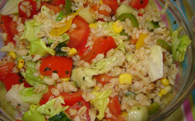 Salade de blé au concombre et au poivron