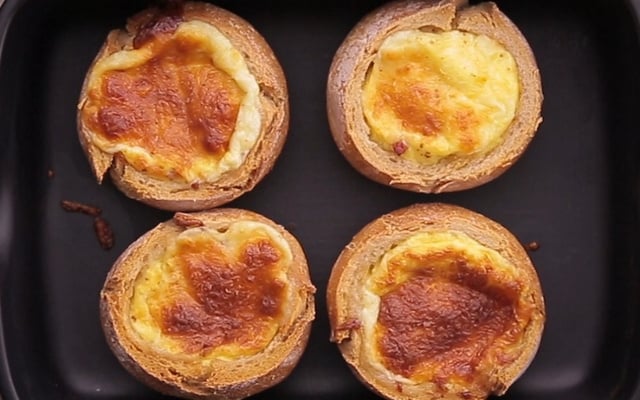 Mini-quiches en coque de pain