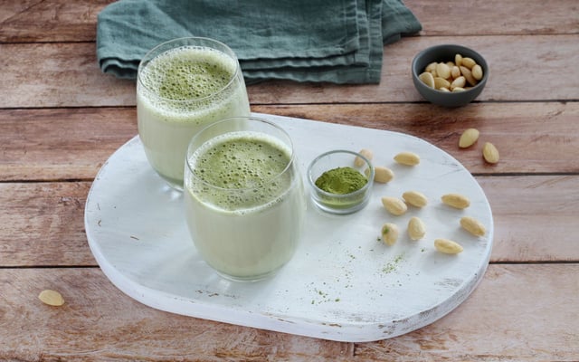 Matcha latté au lait d'amandes