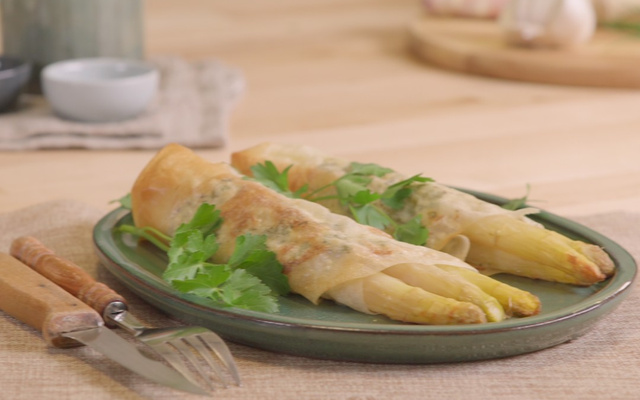 Asperges des Sables des Landes IGP en feuilles de brick et fromage aux herbes