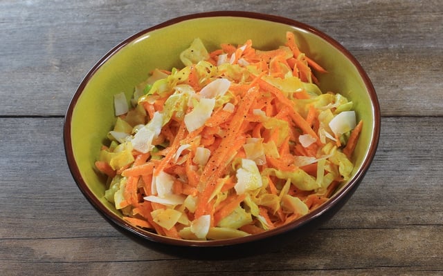 Salade de carottes râpées, coco et citron vert