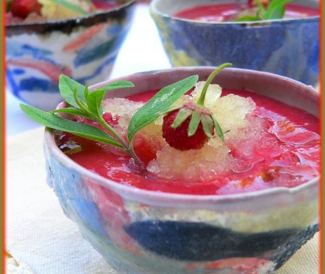 Soupe de fraises pochées, granité verveine