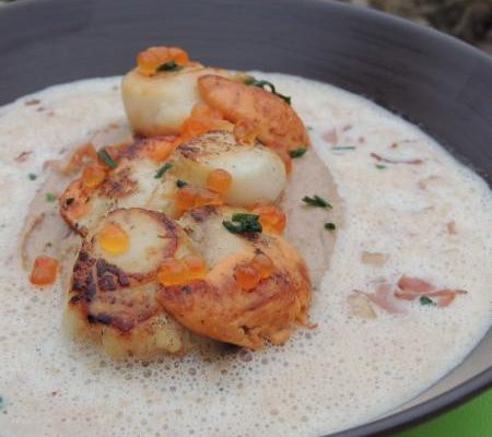 Saint jacques rôties, fine purée de châtaignes et bouillon de châtaignes au foie gras