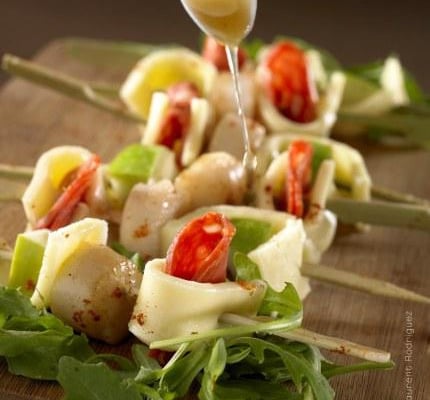 Brochettes de noix de Saint-Jacques et fromage à raclette Richesmonts