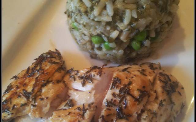 Poulet au thym, citron et riz pilaf épinards et petits pois