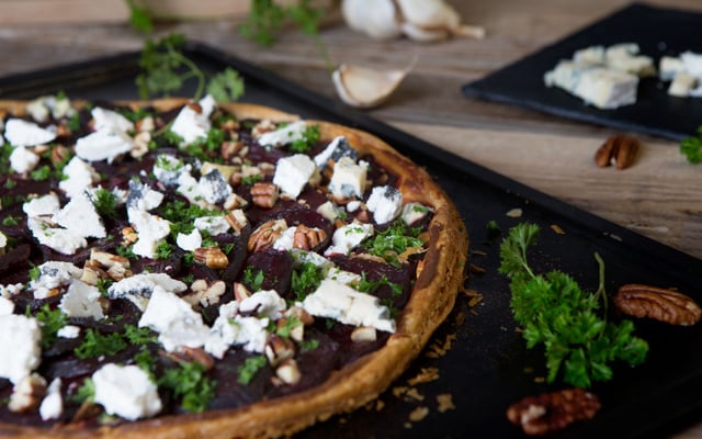 Tarte fine à la betterave, fromage et noix de pécan
