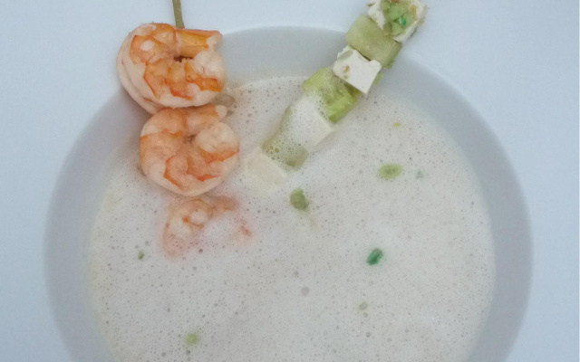 Bouillon coco en écume, gambas, concombre et tofu
